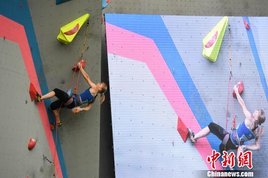 图为来自乌克兰的女泄露员在10日进行的女子难度赛中。　何蓬磊 摄